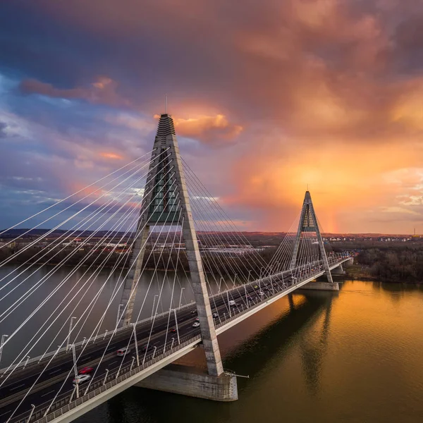 Budapest, Hongrie - Vue aérienne du pont Megyeri sur le Danube avec un beau ciel doré et des nuages et un trafic dense au coucher du soleil — Photo