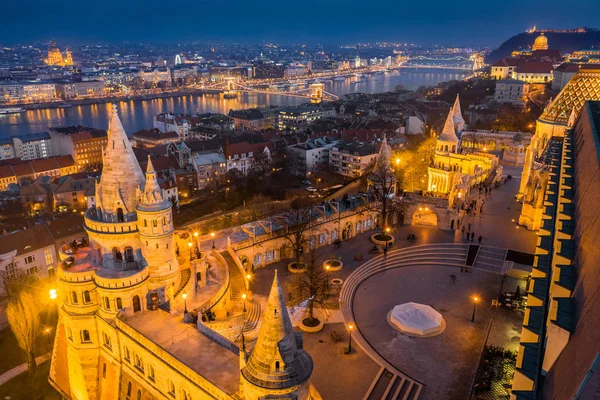 Budapest, Hungary - Aerial skyline view of Budapest with illuminated Fisherman 's Bastion, Szechenyi Chain Bridge and St Stephen' s Basilica at blue hour — стоковое фото