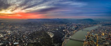 Budapeşte, Macaristan - Citadel, Gellert Hill, Elisabeth ve Szechenyi Zinciri Köprüsü ve güzel dramatik bir günbatımı sarayı ile Budapeşte 'nin gökyüzü panoramik manzarası