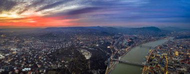 Budapeşte, Macaristan - Citadel, Gellert Hill, Elisabeth ve Szechenyi Zinciri Köprüsü ve güzel dramatik bir günbatımı sarayı ile Budapeşte 'nin gökyüzü panoramik manzarası