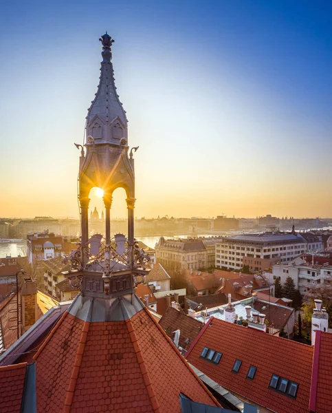 Budapest Hungría Antigua Torre Metal Tradicional Tejados Rojos Del Distrito —  Fotos de Stock