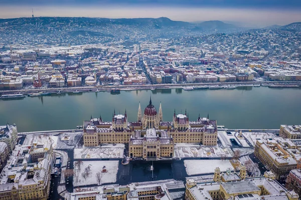 ハンガリー ブダペスト ドナウ川やフィッシャーマンズベースを背景に 冬のハンガリーの雪の議会の空中ビュー — ストック写真