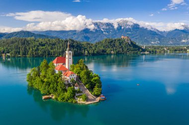 Slovenya Bled Gölü - Bled Gölü 'nün (Blejsko Jezero Gölü) küçük bir adada Meryem' in Hacı Kilisesi ile güzel bir hava manzarası ve yaz mevsiminde Kanlı Kale ve Julian Alps