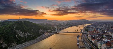 Budapeşte, Macaristan - Elisabeth Köprüsü, Szechenyi Köprüsü, Buda Kalesi Kraliyet Sarayı, Gellert Tepesi ve Özgürlük Heykeli ile Budapeşte 'nin gökyüzü manzarası ve dramatik renkli bir günbatımı