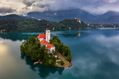 Bled Gölü, Slovenya - Güzel Bled Gölü 'nün (Blejsko Jezero) havadan görünüşü Maria' nın Küçük bir adada Hacı Kilisesi ve arka planda Kanlı Kale ve Julian Alps