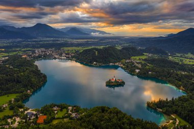 Bled, Slovenya - Göksel panoramik gökyüzü manzaralı Bled Gölü (Blejsko Jezero) yukarıdan Maria, Bled Castle ve Julian Alps Hacı Kilisesi 'nin yaz aylarında arka planda