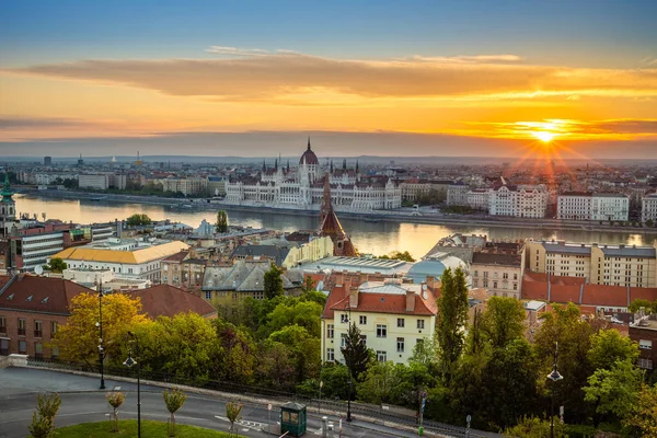 Budapest Ungern Flygpanoramautsikt Över Budapest Vid Soluppgången Med Solljus Bostadshus — Stockfoto