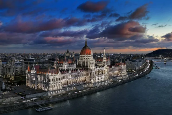 Будапешт Венгрия Панорамный Вид Прекрасный Освещенный Парламент Венгрии Цепным Мостом — стоковое фото
