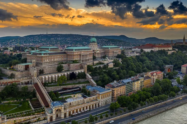 Будапешт Венгрия Воздушный Вид Королевский Дворец Буда Впечатляющим Золотым Закатом — стоковое фото