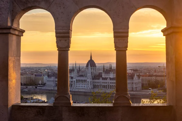 Budapest Ungern Den Ungerska Parlamentsbyggnaden Vid Soluppgången Tittar Genom Gamla — Stockfoto