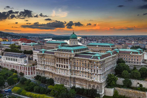 Будапешт Венгрия Воздушный Вид Красивый Королевский Дворец Буда Закате Фоне — стоковое фото