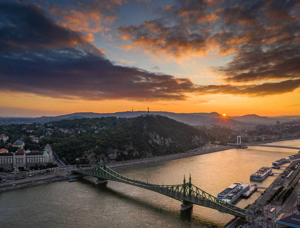 Budapest Magyarország Gyönyörű Naplemente Dunán Szabadság Híd Gellért Hegy Szabadság — Stock Fotó