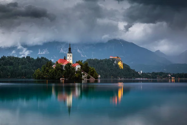 슬로베니아 아름다운 구름낀 Bled Blejsko Jezero 필그림 교회의 마리아와 줄리언 — 스톡 사진