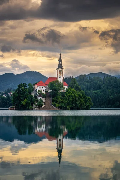 Bled Szlovénia Arany Napkelte Bled Tónál Blejsko Jezero Mária Mennybemenetele — Stock Fotó