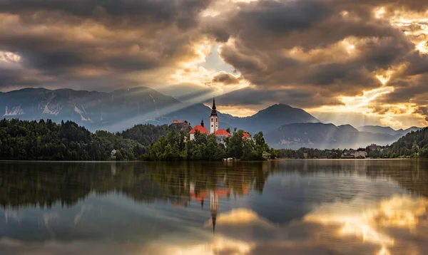 Bled Slovenië Prachtige Gouden Zonsopgang Aan Het Meer Van Bled — Stockfoto