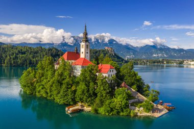 Bled, Slovenya - Blejsko Jezero Gölü 'nün havadan insansız hava aracı görüntüsü Bir adada Maria' nın Hacı Kilisesi ve Bled Castle ve Julian Alps parlak bir yaz gününde arka planda