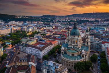 Budapeşte, Macaristan - St. Stephen Bazilikası ile birlikte gün batımında Budapeşte 'nin gökyüzü manzarası. Budin Kalesi sarayı ve Pest şehir merkezinde dönme dolap.