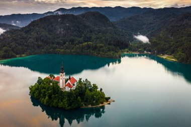 Bled, Slovenya - Bled Gölü 'nün (Blejsko Jezero) güzel hava manzarası ile küçük bir adada Maria' nın Hacı Kilisesi ve yaz mevsiminde Julian Alps