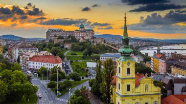 Budapeşte, Macaristan - İskenderiye Kilisesi 'nden Aziz Catherine, Buda Kalesi Kraliyet Sarayı ve Szechenyi Zinciri Köprüsü ile Budapeşte' nin gökyüzü manzarası