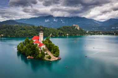 Bled, Slovenya - Güzel Lake Bled 'in (Blejsko Jezero) havadan görünüşü Maria ve Kanlı Kale' nin Hacı Kilisesi ve Julian Alps ile bulutlu bir yaz gününde arka planda