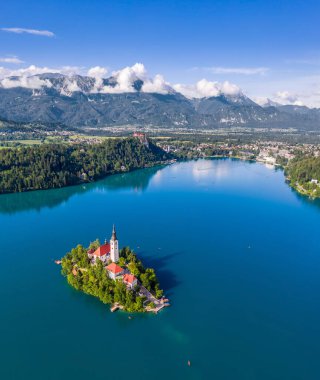 Bled, Slovenya - Göksel panoramik drone görüntüsü Bled Gölü (Blejsko Jezero) yukarıdan Maria, Kanlı Kale ve Julian Alps Hacı Kilisesi ile aydınlık bir yaz günü