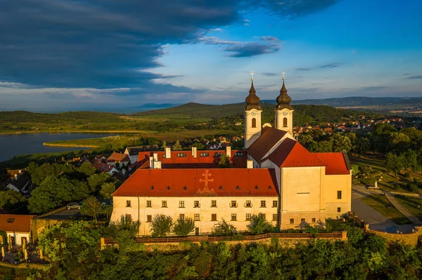 Tihany Magyarország Kilátás Tihanyi Bencés Kolostorra Tihanyi Apátság Gyönyörű Meleg — Stock Fotó