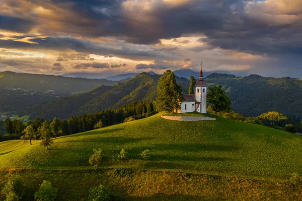 斯考法 Skofja Loka 斯洛文尼亚 夏天的背景是美丽的山顶教堂Sveti Tomaz 圣托马斯 和朱利安阿尔卑斯山 — 图库照片
