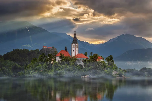 Bled Szlovénia Ködös Napkelte Bled Tónál Blejsko Jezero Mária Mennybemenetele — Stock Fotó