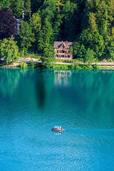 Lake Bled Szlovénia Hagyományos Szlovén Pletna Csónak Bled Tavon Türkiz — Stock Fotó