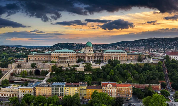 ブダペスト ハンガリー ドローンで撮影された夏の時間にブダ城王宮の上に劇的な黄金の夕日 — ストック写真