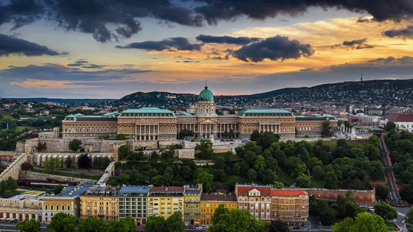 Budapest Magyarország Drámai Aranyló Naplemente Budai Várpalota Felett Nyári Időszámítás — Stock Fotó