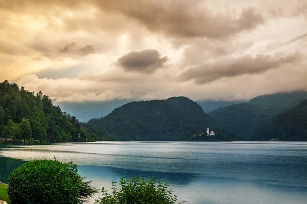 Bled Eslovenia Hermosa Puesta Sol Dorada Sobre Lago Bled Blejsko — Foto de Stock