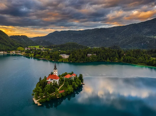 スロベニアのBled湖 美しい空の景色Bled湖 Blejsko Jezero 夏時間の日没時に劇的なカラフルな空を持つ小さな島のマリアの仮定の巡礼教会と — ストック写真