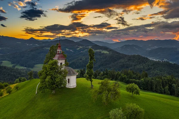 Skofja Loka Eslovênia Incrível Pôr Sol Colorido Bela Igreja Montanha — Fotografia de Stock