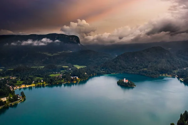 スロベニアのBled湖 美しい空の景色Bled湖 Blejsko Jezero とマリアとジュリアンアルプスの仮定の巡礼教会日没時に素晴らしいカラフルな雲を背景に — ストック写真