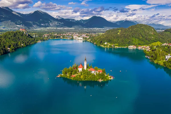 スロベニアのBled湖の空中パノラマスカイライン 晴れた夏の日に背景にマリア ジュリアンアルプスとBled城の仮定の巡礼教会とBled湖 Blejsko Jezero の景色 — ストック写真
