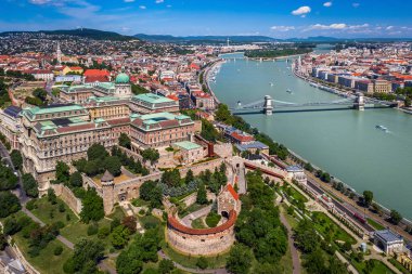 Budapeşte, Macaristan - Szechenyi Zincir Köprüsü, Tuna Nehri ve Macaristan Parlamentosu ile aydınlık bir yaz gününde Budapeşte Kalesi 'nin gökyüzü manzarası insansız hava aracı ile çekildi