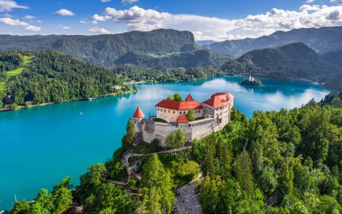Bled, Slovenya - Bled Gölü (Blejsko Jezero) ile güzel Bled Kalesi 'nin (Blejski Grad) havadan panoramik manzarası, Maria ve Julian Alps' in varsayımı Kilisesi parlak bir yaz gününde arka planda
