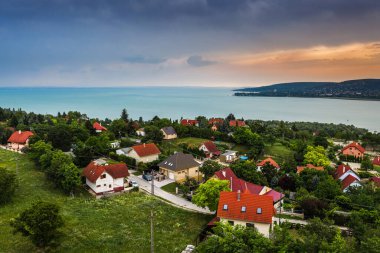 Balatonfuzfo, Macaristan - Balatonfuzfo 'nun tepesinde hafta sonu kulübeleri Gün batımında Balatonalmadi ile birlikte
