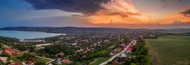 Balatonfuzfo, Macaristan - Balatonfuzfo Gölü kıyısındaki küçük Balatonfuzfo kasabasının gökyüzü manzarası rengarenk bir yaz öğleden sonrasında