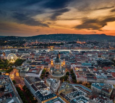 Budapeşte, Macaristan - Aziz Stephen Bazilikası ile birlikte gün batımında Budapeşte 'nin güzel gökyüzü manzarası. Buda Kalesi Kraliyet Sarayı, Szechenyi Zincir Köprüsü, Balıkçı Kalesi ve dönme dolap