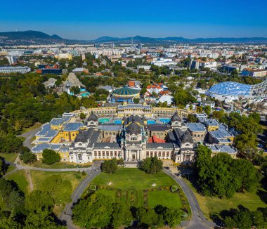 Budapeşte, Macaristan - Güneşli bir yaz gününde Budapeşte Hayvanat Bahçesi ve Capital Circus of Budapeşte ile ünlü Szechenyi Termal Hamamı 'nın havadan panoramik görüntüsü