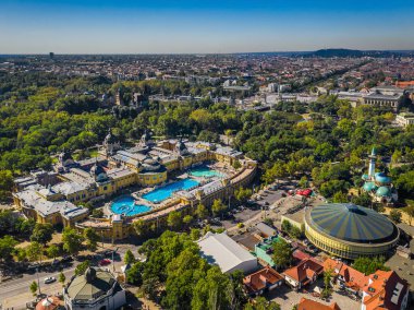 Budapeşte, Macaristan - Güneşli bir yaz gününde ünlü Szechenyi Termal Banyo ve Spa 'nın havadan panoramik drone görüntüsü. Arkaplanda Kahramanlar Meydanı ve Vajdahunyad Kalesi