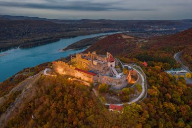 Visegrad, Macaristan - Sonbahar yaprakları ve ağaçlarıyla güzel yüksek Visegrad şatosunun insansız hava aracı görüntüsü. Dunakanyar arka planda