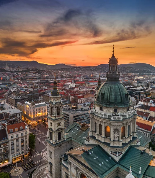 匈牙利布达佩斯 从空中俯瞰美丽的圣斯蒂芬大教堂 Szent Istvan Bazilika 有着金色的日落 背景为匈牙利议会和渔民堡垒 Halaszbastya — 图库照片