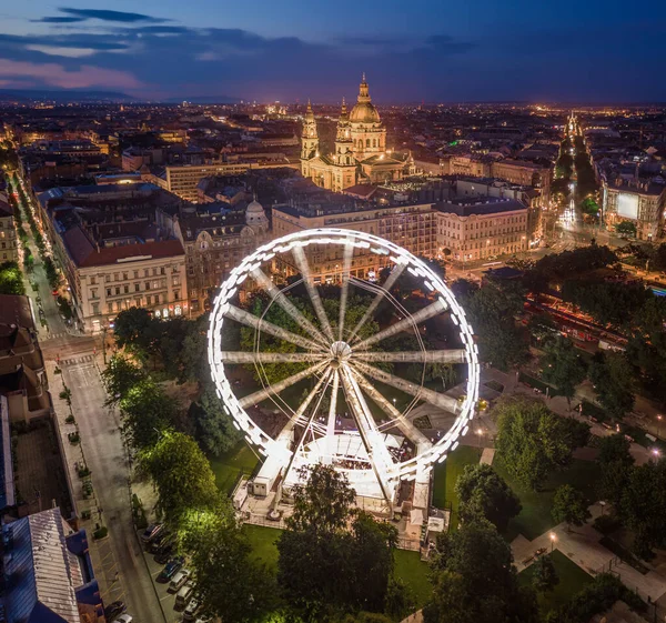 Budapeszt Węgry Widok Lotu Ptaka Plac Elżbiety Godzinie Niebieskiej Oświetlonym — Zdjęcie stockowe