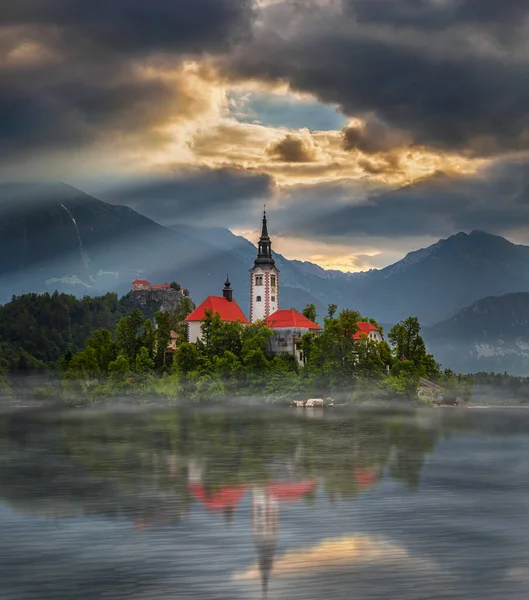 Bled Slovenië Misty Sunrise Lake Bled Blejsko Jezero Met Bedevaartskerk — Stockfoto