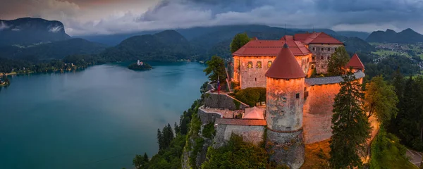 Bled Słowenia Panoramiczny Widok Lotu Ptaka Oświetlony Zamek Blejski Blejski — Zdjęcie stockowe