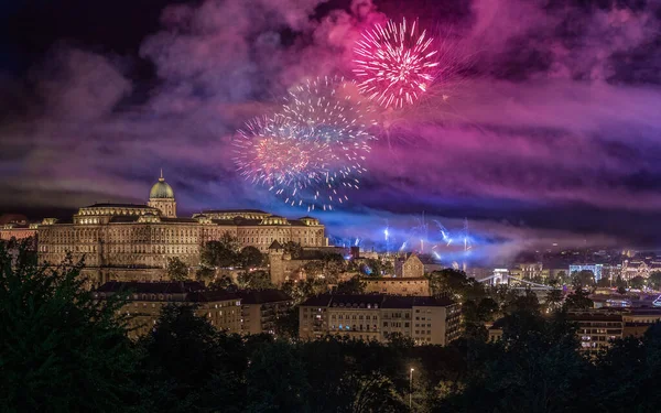 Будапешт Венгрия Иллюминированный Королевский Дворец Буда Фейерверком Честь Дня Основания — стоковое фото
