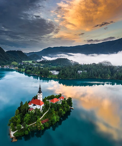 ブレッド スロベニア 小さな島のマリア被昇天巡礼教会とブレッド湖 Blejsko Jezero の美しい空の景色と夏の時間に雲と空を反映した劇的な — ストック写真